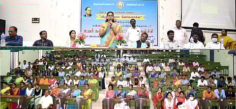 சாதிக்க வேண்டிய துறையை தேர்ந்தெடுக்க வேண்டும்