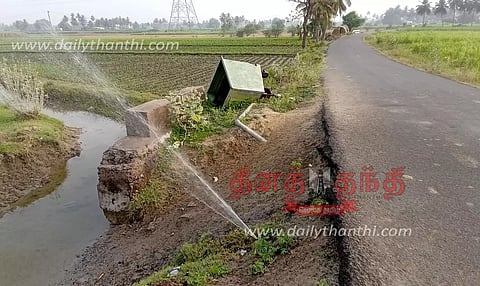 பெரியகல்லப்பாடி-புதூர் சாலையோரம் குடிநீர் குழாயில் உடைப்பு