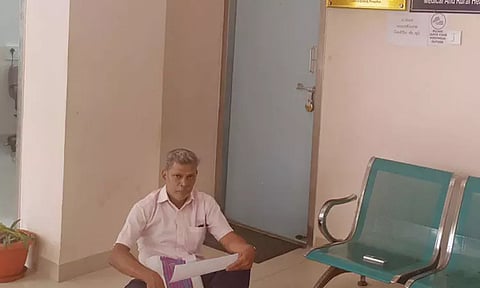 இணை இயக்குனர் அலுவலகம் முன்பு தரையில் அமர்ந்து தர்ணா