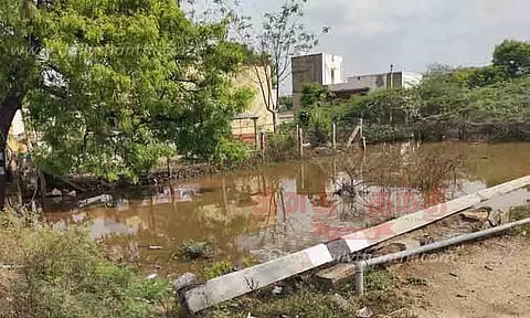 குடியிருப்பு பகுதியில் தேங்கி நிற்கும் மழைநீர்