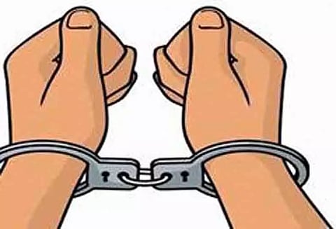 பயணியிடம் வழிப்பறி; 3 வாலிபர்கள் கைது