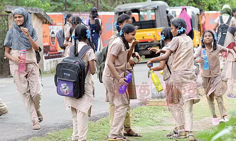 பள்ளிகளுக்கு கோடை விடுமுறை தொடங்கியது