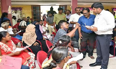 மாற்றுத்திறனாளிகள் குறைதீர்க்கும் கூட்டம்; கலெக்டர் கார்த்திகேயன் நலத்திட்ட உதவிகள் வழங்கினார்