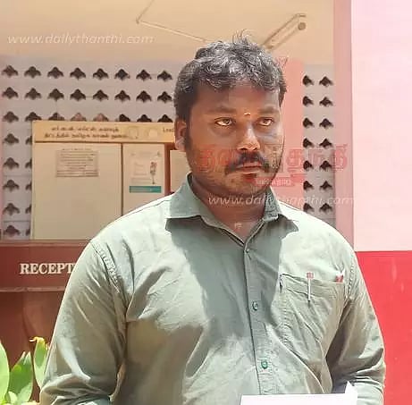 கிராம நிர்வாக அலுவலரை வீச்சரிவாளுடன் வெட்ட துரத்திய பொக்லைன் உரிமையாளர்