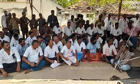 பண்ணாரி சோதனைச்சாவடி அருகேவாகன ஓட்டுனர்கள்- உரிமையாளர்கள் காத்திருப்பு போராட்டம்