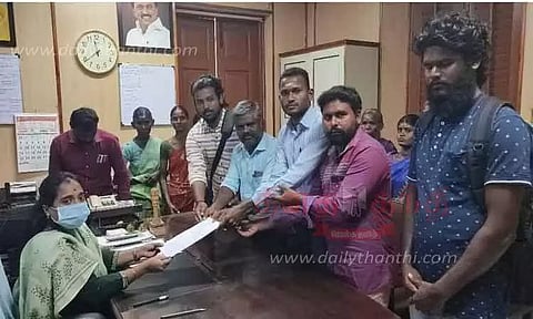 பொது பாதையை ஆக்கிரமிப்பில் இருந்து மீட்க வேண்டும்;கோபி ஆர்.டி.ஓ.விடம் பொதுமக்கள் மனு