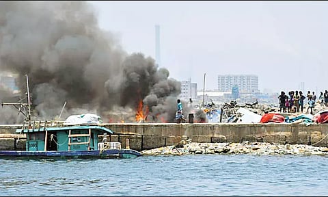 காசிமேடு மீன்பிடித் துறைமுகத்தில் படகு தீப்பிடித்து எரிந்ததால் பரபரப்பு