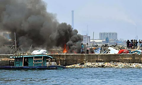 காசிமேடு மீன்பிடித் துறைமுகத்தில் படகு தீப்பிடித்து எரிந்ததால் பரபரப்பு