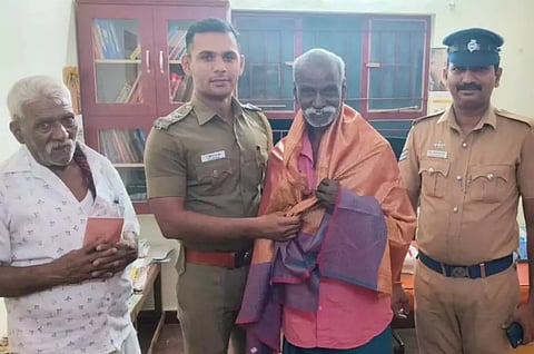 கம்பம் பஸ் நிலையத்தில் கிடந்ததங்க மோதிரத்தை போலீசில் ஒப்படைத்த முதியவர்