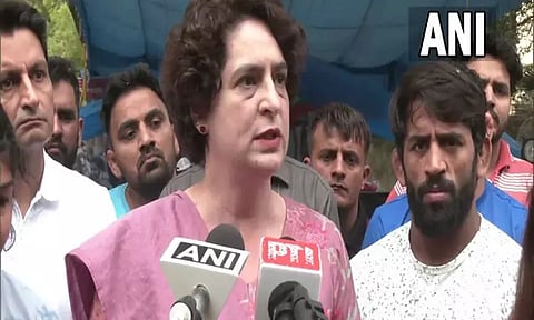 டெல்லியில் போராட்டத்தில் ஈடுபட்டு வரும் மல்யுத்த வீராங்கனைகளுடன் பிரியங்கா சந்திப்பு