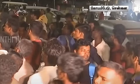 போதிய பேருந்துகள் இல்லை... கோயம்பேடு பேருந்து நிலையத்தில் விடிய விடிய காத்திருந்த பயணிகள்.!