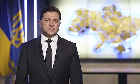 கைத்துப்பாக்கியுடன் உலா வரும் உக்ரைன் அதிபர்; எதற்காக...? என பேட்டி