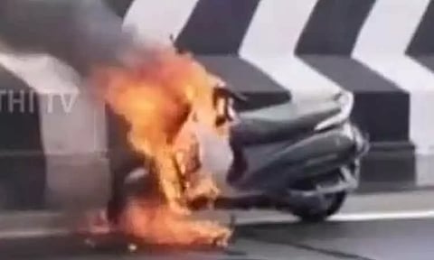 திடீரென தீப்பற்றி எரிந்த இருசக்கர வாகனம் - சென்னை கத்திப்பாரா பாலத்தில் பரபரப்பு
