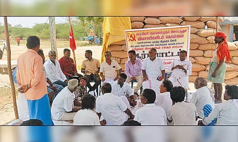 மூட்டைக்கு ரூ.50 லஞ்சம் வாங்குவதாக கூறி நெல் கொள்முதல் நிலையத்தில் விவசாயிகள் ஆர்ப்பாட்டம்