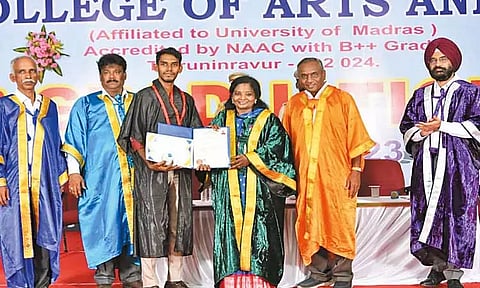 திருநின்றவூர் ஜெயா கல்லூரியில் பட்டமளிப்பு விழா - கவர்னர் தமிழிசை சவுந்தரராஜன் மாணவர்களுக்கு பட்டங்களை வழங்கினார்