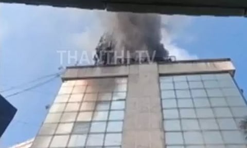 வெயிலின் தாக்கத்தால் கட்டடத்தில் கரும்புகையுடன் பற்றியெரிந்த தீ..ராயப்பேட்டையில் பரபரப்பு