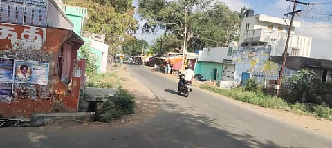 வேகத்தடை அமைக்க வேண்டும்