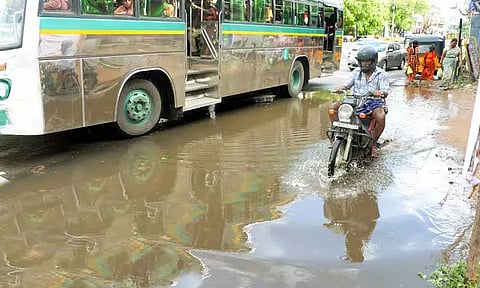 திருச்சியில் நேற்று மதியம் திடீரென அரைமணிநேரம் கோடை மழை