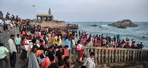 கன்னியாகுமரியில் சுற்றுலா பயணிகள் கூட்டம் அலைமோதியது