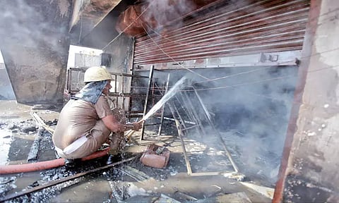 ராயப்பேட்டையில் தனியார் வணிக வளாகத்தில் தீ விபத்தில் செல்போன் டவர் எரிந்து நாசம்