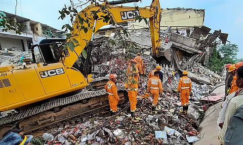 மும்பை அருகே கட்டிட விபத்து : பலி எண்ணிக்கை 8 ஆக உயர்வு - மீட்புப்பணிகள் நிறைவு