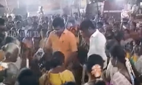 தஞ்சை பெரிய கோயில் தேரோட்டம். கோலாட்டம் ஆடிய மாநகர மேயர், ஆணையர் - வைரலாகும் வீடியோ