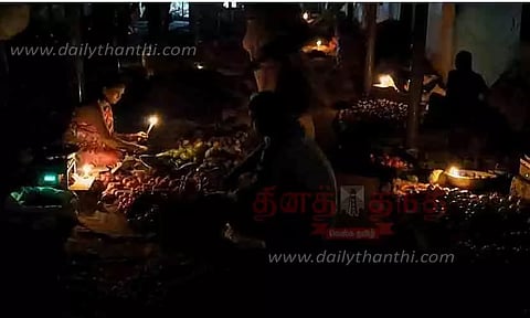 துறையூர் காய்கறி மார்க்கெட்டில் மெழுகுவர்த்தி ஏந்தி வியாபாரம்