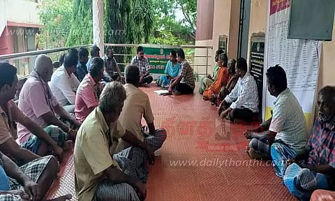 கிராமசபை கூட்டத்தை பஞ்சாயத்து தலைவர், உறுப்பினர்கள் புறக்கணிப்பு