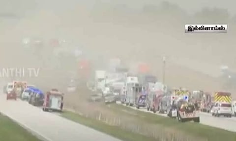 அமெரிக்காவின் இலினாய்ஸ் மாகாணத்தில் புழுதிப்புயல் - நெடுஞ்சாலையில் 70-க்கும் மேற்பட்ட வாகனங்கள் மோதி விபத்து