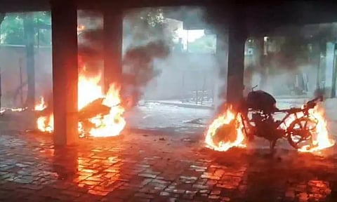 தாம்பரத்தில் அடுக்குமாடி குடியிருப்பில் டிரான்ஸ்பார்மர் வெடித்தது - தீ விபத்தில் 2 மோட்டார் சைக்கிள்கள் சேதம்