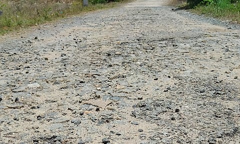 பழுதடைந்து சாலையை சீரமைக்க கோரிக்கை