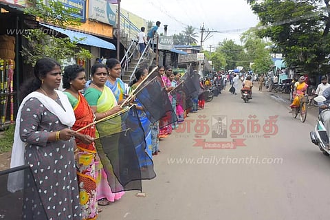 ஈமக்கிரியை மண்டபம் கட்டக்கோரி கருப்புக்கொடி ஏந்தி பொதுமக்கள் போராட்டம்