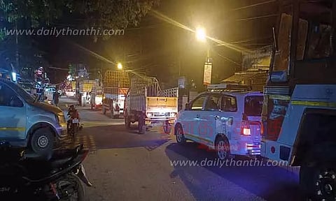 செங்கோட்டையில் போக்குவரத்து நெரிசல்; பயணிகள் அவதி