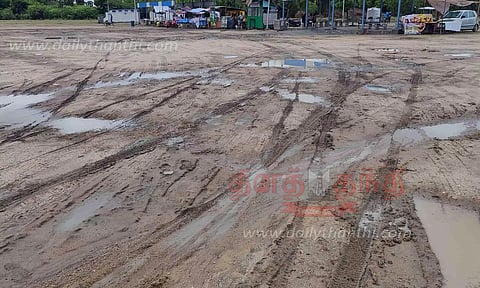 சேறும், சகதியுமாக காட்சியளிக்கும் தற்காலிக பஸ் நிலையம்