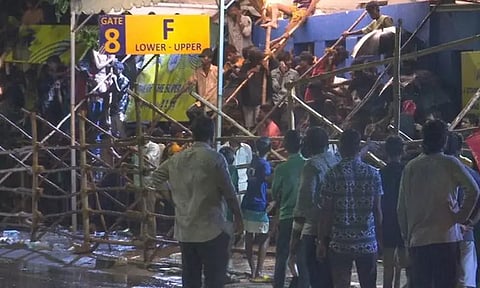 சென்னை - மும்பை அணிகள் மோதும் போட்டிக்கான டிக்கெட் வாங்க வரிசையில் குவிந்த ரசிகர்கள்..!