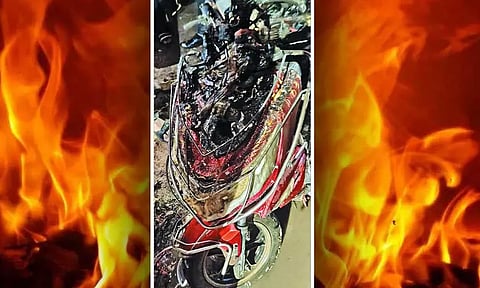 மோட்டார் சைக்கிள் ஷோரூமில் பேட்டரி வெடித்து தீ விபத்து