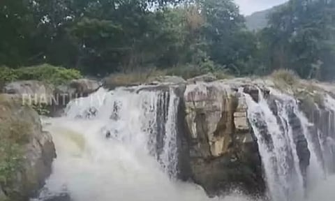 ஒகேனக்கல் காவிரியில் நீர்வரத்து 8,300 கன அடியாக உயர்வு - சுற்றுலா பயணிகளுக்கு தடை விதிக்க வாய்ப்பு