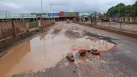 சேறும், சகதியுமாக காட்சி அளிக்கும் திருவாரூர் புதிய பஸ் நிலைய நுழைவு சாலை