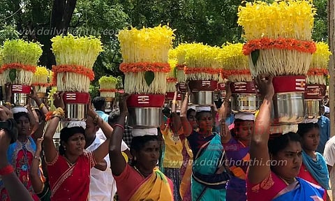 வெள்ளலூரில் முளைப்பாரி ஊர்வலம்