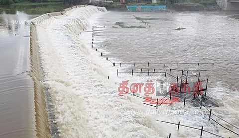 கொடிவேரி அணையில் வெள்ளப்பெருக்கு; சுற்றுலா பயணிகள் குளிக்க தடை