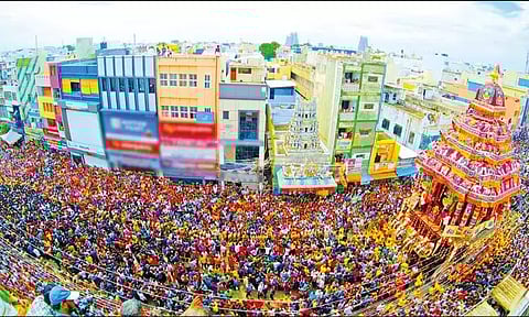 பக்தர்கள் வெள்ளத்தில்; மதுரை சித்திரைத் திருவிழா தேரோட்டம்