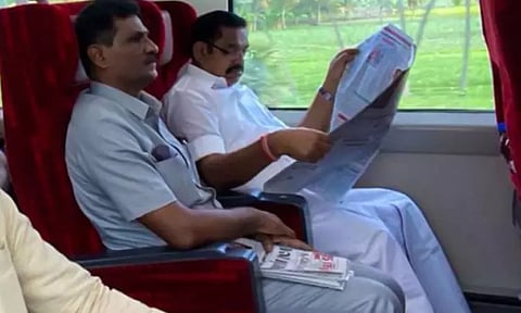 வந்தே பாரத் ரெயிலில் பயணித்த எடப்பாடி பழனிசாமி..!