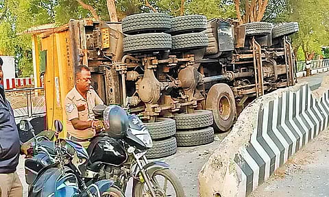 உத்திரமேரூரில் தடுப்புச்சுவர் மீது லாரி மோதி விபத்து
