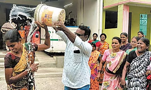 திருவாலங்காடு வங்கி முன்பு தீக்குளிக்க முயன்ற பெண் வாடிக்கையாளர்