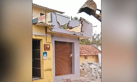 திருநின்றவூரில் 4 வழி சாலை அமைக்க ஆக்கிரமிப்புகள் அகற்றம்