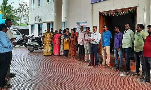 தமிழ்நாடு ஊரக வளர்ச்சித்துறை அலுவலர்கள் ஆர்ப்பாட்டம்