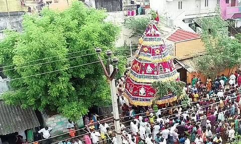 குளத்தூர் கூத்தாண்டவர் கோவில் தேரோட்டம்