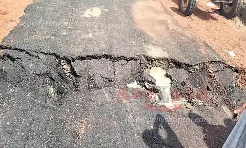 தேவகோட்டை அருகே-அமைக்கப்பட்ட ஒரு மாதத்திலேயே சேதமடைந்த சாலை