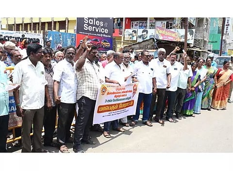 21 அம்ச கோரிக்கைகளை வலியுறுத்திரேஷன் கடை பணியாளர்கள் சிறுவிடுப்பு எடுத்து போராட்டம்