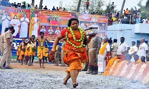 பெரிய மாரியம்மன் கோவிலில் பூக்குழி திருவிழா